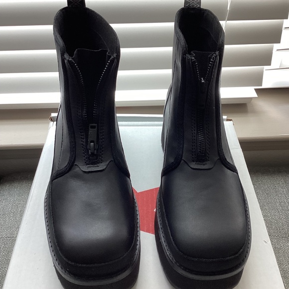 UGG® Women's CityFunc Zip Booties, size 9.5 - Picture 10 of 10